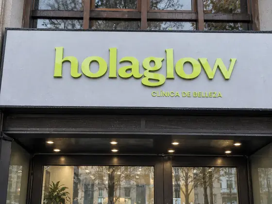 Rótulo luminoso de fachada para Holaglow