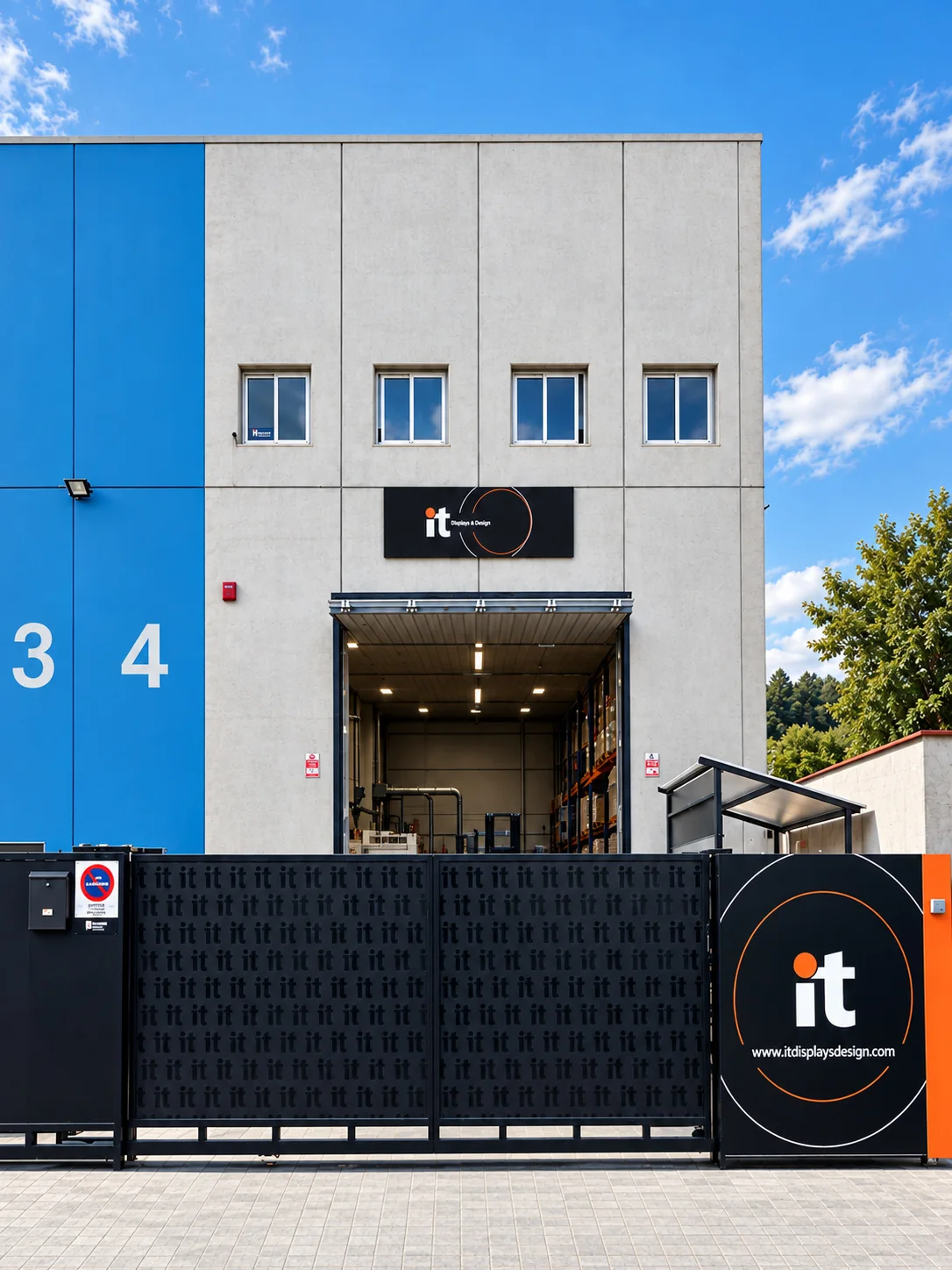 Fachada y acceso principal de las instalaciones de it Displays & Design en Pallejà, Barcelona
