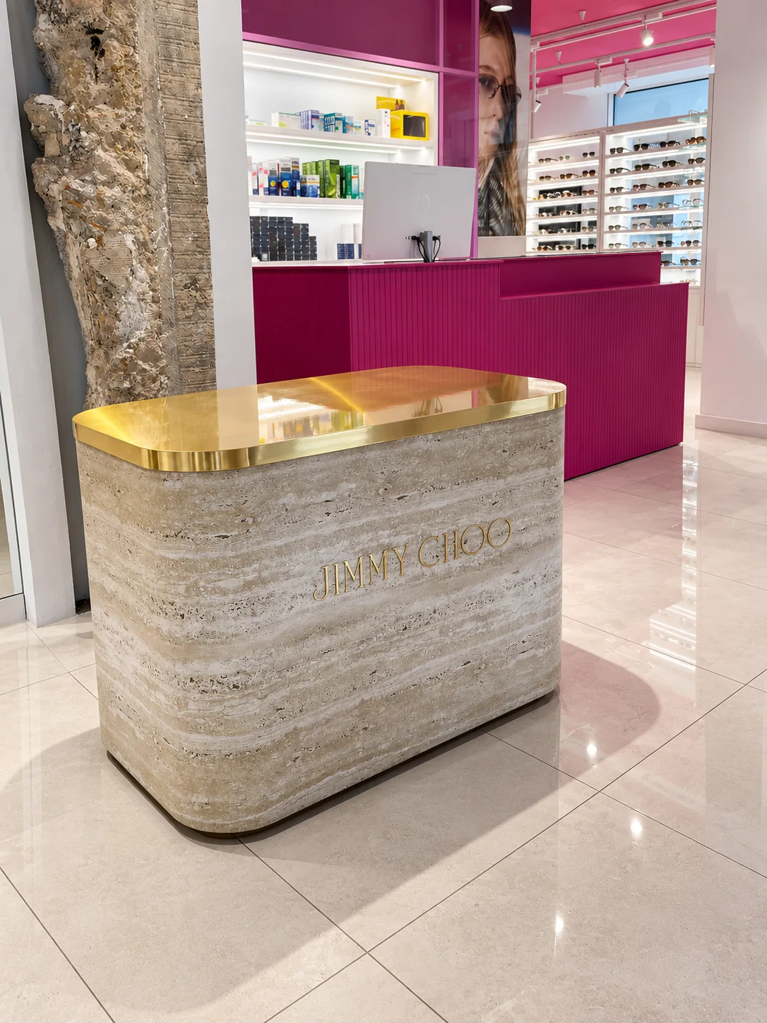 Mueble expositor en mármol travertino y remate en latón dorado para Jimmy Choo