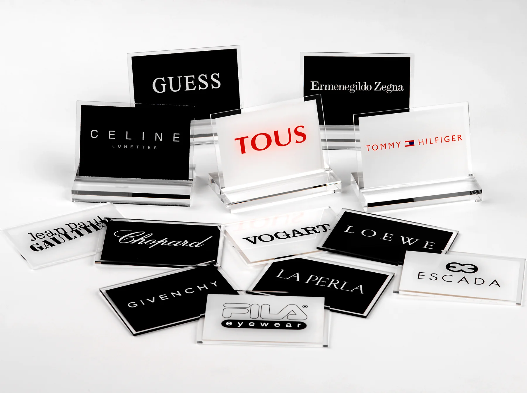 Placas de logotipo corporativo multimarca en metacrilato